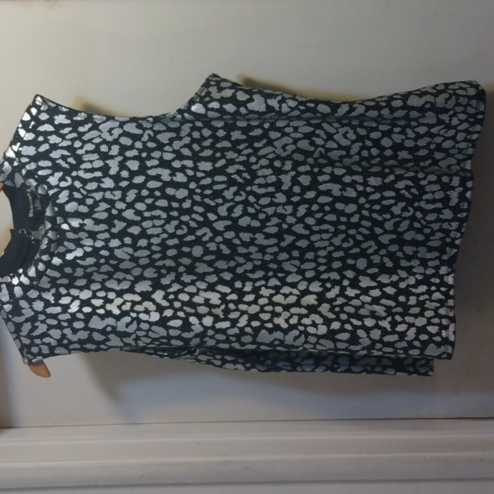 Ladies size 2x sleeveless black and silver metallic mock neck Blouse
